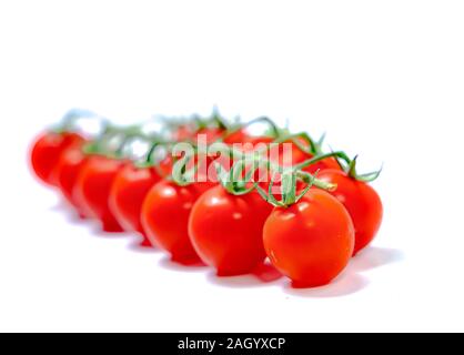 Tomates cerise isolé sur fond blanc Banque D'Images