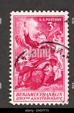 Red 3 100 USA timbre-poste avec la ressemblance de Benjamin West's painting of Benjamin Franklin l'électricité Dessin du ciel, publié en 1956. Banque D'Images