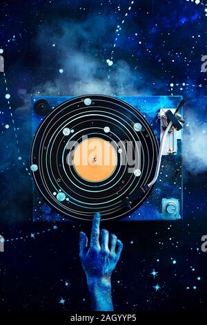Creative Music télévision lay, disque vinyle avec dessin du système solaire et une galaxie de main. Concept d'astronomie Banque D'Images