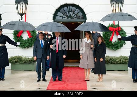 Washington, États-Unis d'Amérique. 25Th Dec 2019. Le président Donald J. Trump et la Première Dame Melania Trump posent pour une photo avec le Président guatémaltèque Jimmy Morales et son épouse Mme Patricia Marroquin Mardi, 17 décembre 2019, à l'portique sud de la Maison Blanche. People : Le président Donald Trump Credit : tempêtes Media Group/Alamy Live News Banque D'Images