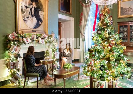 Washington, États-Unis d'Amérique. 25Th Dec 2019. Première Dame Melania Trump a thé avec Mme Patricia Marroquin, épouse du Président du Guatemala, Jimmy Morales Mardi, Décembre 17, 2019, dans la Green Room de la Maison Blanche : Première Dame Melania Trump, Mme Patricia Marroquin Credit : tempêtes Media Group/Alamy Live News Banque D'Images