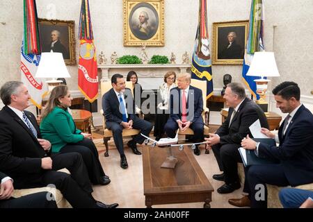 Washington, États-Unis d'Amérique. 25Th Dec 2019. Le président Donald J. Trump, accompagné du secrétaire d'État Mike Pompeo et Maison Blanche conseillers senior, rencontre avec le Président guatémaltèque Jimmy Morales et sa délégation le Mardi, Décembre 17, 2019, dans le bureau ovale de la Maison blanche : le Président Donald Trump, Mike Pompeo Credit : tempêtes Media Group/Alamy Live News Banque D'Images