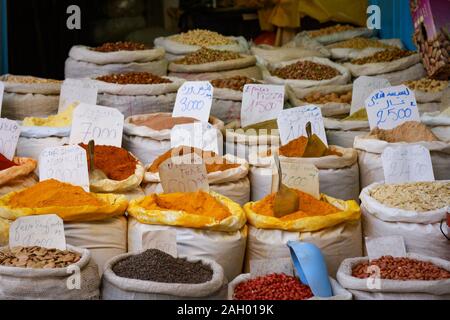 Sacs d'épices colorées sur le marché de Monastir, Tunisie Banque D'Images