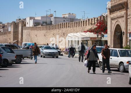 Sur la rue d'Ane Habib Bourguiba, juste à l'extérieur du centre commercial Yasmina qui se trouve derrière le mur. Restaurant Pappa Roti sur la droite. Monastir, Tunisie Banque D'Images