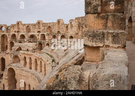 L'amphithéâtre d'El Jem est un amphithéâtre ovale situé dans la ville moderne d'El Djem, en Tunisie, anciennement Thyssdrus dans la province romaine d'Afrique. Banque D'Images