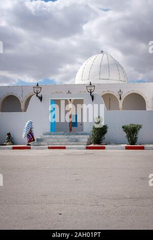 La mosquée de Sidi Bou Mendil domine certainement la ville de Hergla, en Tunisie. Il porte le nom d'un saint homme du Maroc qui aurait pu s'installer ici. Banque D'Images