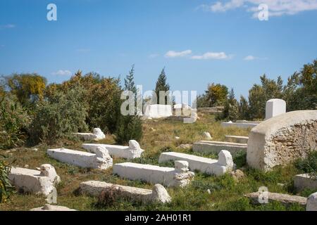 Un vieux cimetière avec des tombes blanches parmi les arbres lors d'une journée chaude ensoleillée à Hergla, Tunisie Banque D'Images