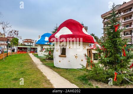 À l'intérieur du village des Schtroumpfs sur la place de Macédoine à Katerini, en Grèce Banque D'Images