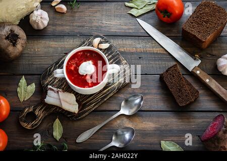 Soupe chaude. Borchtch avec haricots rouges et le boeuf braisé. L'alimentation confortable. Servir avec du pain brun et de la graisse de porc dans un style rustique. Banque D'Images