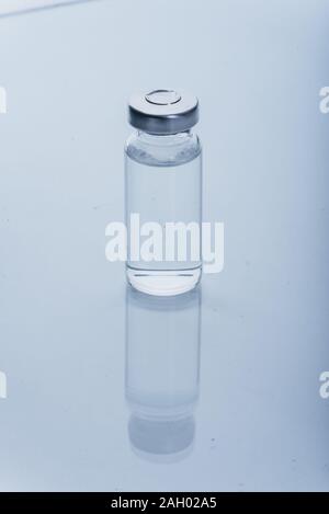 Ampoule en verre flacon pour injection médicale. La médecine est la pénicilline drogue blanc sec en poudre ou liquide avec de la solution aqueuse en ampoule. Close up. Banque D'Images