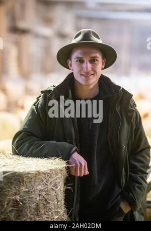 Frauenau, Allemagne. Le 05 mai 2019. Johannes Eichhorn, berger et montrer danseuse, est à sa moutons. Pour rendre le travail d'un berger plus attrayant pour la jeune génération de nouveau, le jeune homme montre un aperçu de l'œuvre avec l'amis à quatre pattes sur son profil d'Instagram. Credit : Lino Mirgeler/dpa/Alamy Live News Banque D'Images