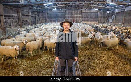 Frauenau, Allemagne. Le 05 mai 2019. Johannes Eichhorn, berger et montrer danseuse, est à sa moutons. Pour rendre le travail d'un berger plus attrayant pour la jeune génération de nouveau, le jeune homme montre un aperçu de l'œuvre avec l'amis à quatre pattes sur son profil d'Instagram. Credit : Lino Mirgeler/dpa/Alamy Live News Banque D'Images