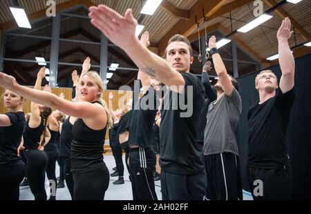 Frauenau, Allemagne. Le 05 mai 2019. Johannes Eichhorn (M), pasteur et show danseur, pratiques avec son spectacle de danse 'TanzGlanz' pour une performance. Pour rendre le travail d'un berger plus attrayant pour la jeune génération de nouveau, le jeune homme montre un aperçu de l'œuvre avec l'amis à quatre pattes sur son profil d'Instagram. Credit : Lino Mirgeler/dpa/Alamy Live News Banque D'Images