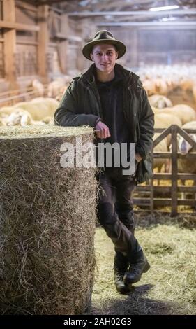 Frauenau, Allemagne. Le 05 mai 2019. Johannes Eichhorn, berger et montrer danseuse, est à sa moutons. Pour rendre le travail d'un berger plus attrayant pour la jeune génération de nouveau, le jeune homme montre un aperçu de l'œuvre avec l'amis à quatre pattes sur son profil d'Instagram. Credit : Lino Mirgeler/dpa/Alamy Live News Banque D'Images
