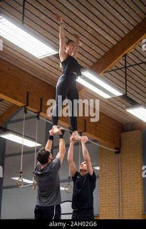 Frauenau, Allemagne. Le 05 mai 2019. Johannes Eichhorn (r), pasteur et show danseur, pratiques avec son spectacle de danse 'TanzGlanz' pour une performance. Pour rendre le travail d'un berger plus attrayant pour la jeune génération de nouveau, le jeune homme montre un aperçu de l'œuvre avec l'amis à quatre pattes sur son profil d'Instagram. Credit : Lino Mirgeler/dpa/Alamy Live News Banque D'Images