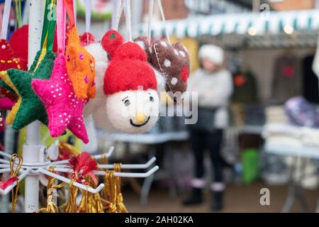 Doudou fait main de décorations de noël sur un étal au marché de Noël victorien. Stratford Upon Avon, Warwickshire, Angleterre Banque D'Images