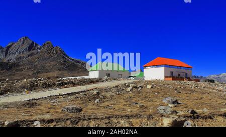 Paysage aride de bum la pass, ce passe himalayen est la frontière internationale entre l'Inde et la Chine. bum la pass est situé à l'Arunachal Pradesh, en Inde Banque D'Images