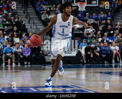 Las Vegas, NV 21 Dec, 2019 aux États-Unis. A. North Carolina Tar Heels guard noir qui fuit (1) définit le playduring MenÕs la NCAA Basket-ball CBS Sports entre le classique et l'UCLA Bruins North Carolina Tar Heels 74-64 gagner au T-Mobile Arena de Las Vegas, NV. James Thurman/CSM/Alamy Live News Banque D'Images