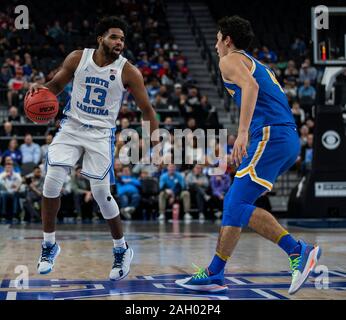 Las Vegas, NV 21 Dec, 2019 aux États-Unis. A. North Carolina Tar Heels guard Jérémie Francis (13) disques durs au panier pendant la NCAA de basket-ball MenÕs CBS Sports Classic entre le Nord et l'UCLA Bruins Carolina Tar Heels 74-64 gagner au T-Mobile Arena de Las Vegas, NV. James Thurman/CSM/Alamy Live News Banque D'Images