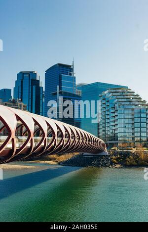 Pont de la paix avec Bow River et une partie de la Calgary Downtown dans un beau jour d'automne. Banque D'Images