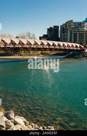 Pont de la paix avec Bow River et une partie de la Calgary Downtown dans un beau jour d'automne. Banque D'Images