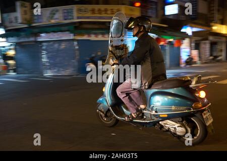 Man Riding Scooter la nuit, Taipei, Taiwan Banque D'Images