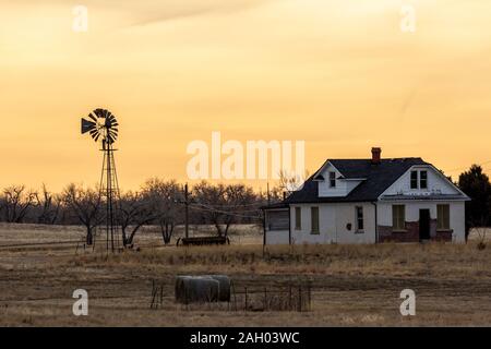 Vieille maison de ferme et moulin à Rocky Mountain Arsenal Wildlife Refuge Colorado, USA 2019 Banque D'Images