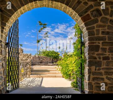 Des murs en pierre et ses arcades pittoresques porte de la Citadelle du xve siècle dans la vieille ville de Budva Monténégro dans les Balkans sur la mer Adriatique Banque D'Images