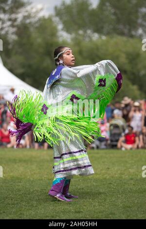 Les femmes au Canada Jour danseur pow-wow. Banque D'Images