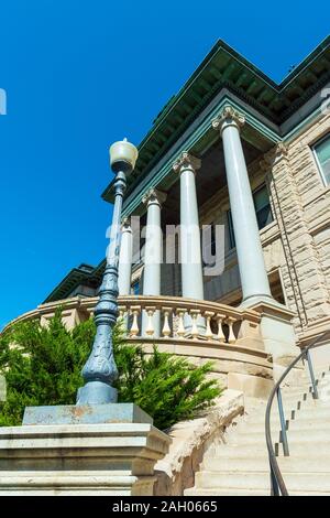 Great Falls, Montana, USA - Le 18 août 2013 : un lampadaire à l'entrée du palais de justice du comté de Cascade Banque D'Images