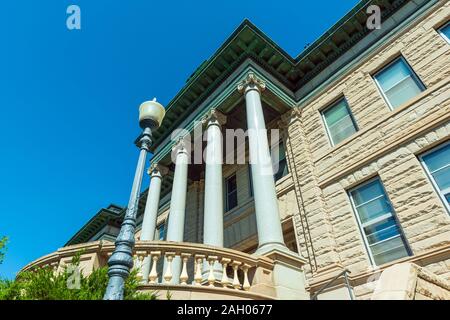 Great Falls, Montana, USA - Le 18 août 2013 : un lampadaire se dresse à l'entrée de la Cascade County Courthouse Banque D'Images