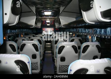 Chiang Mai, Thaïlande - 7 Avril 2008 : l'Intérieur et le siège de Sombat d' . Photo à la gare routière de Chiangmai, Thaïlande. Banque D'Images