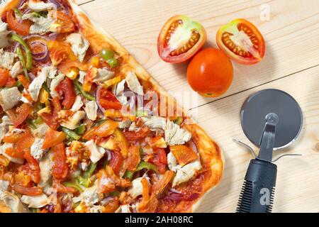 Télévision pizza laïcs composition, tomates sur la surface en bois, Close up macro Banque D'Images