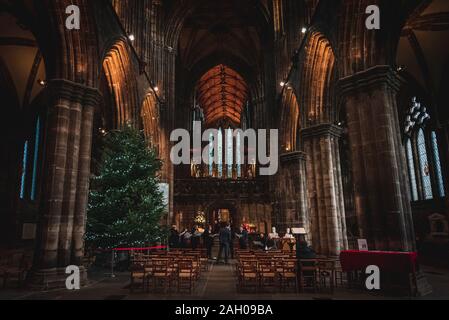 GLASGOW, Ecosse, le 16 décembre 2018 : choeur de chant à l'intérieur de la cathédrale de Glasgow, également connu sous le nom de Kirk élevé ou de saint Mungo, pendant la période de Noël. Banque D'Images