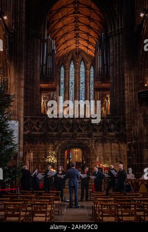 GLASGOW, Ecosse, le 16 décembre 2018 : choeur de chant à l'intérieur de la cathédrale de Glasgow, également connu sous le nom de Kirk élevé ou de saint Mungo, pendant la période de Noël avec une Banque D'Images