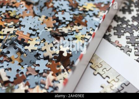 Jigsaw Puzzle pieces mixtes contexte macro, Close up Banque D'Images