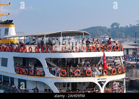 Ferry traversant le détroit du Bosphore à Istanbul, Turquie Banque D'Images