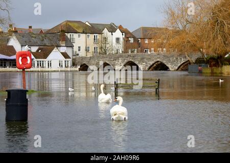 Fordingbridge, Hampshire - Dec 22, 2019 : un banc de parc se trouve coincé dans l'eau inondés après la rivière Avon éclater ses banques après une période de pluie intense. Banque D'Images