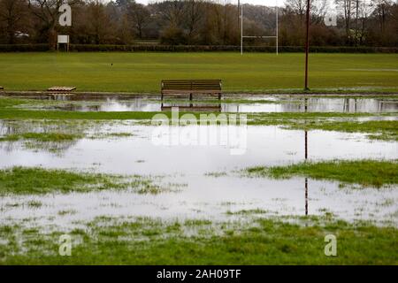 Fordingbridge, Hampshire - Dec 22, 2019 : un banc de parc se trouve dans la masse saturée après une période de pluie intense. Banque D'Images