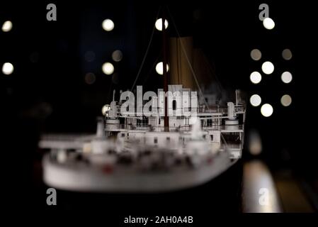 BELFAST, EN IRLANDE DU NORD, LE 19 DÉCEMBRE 2018 : le modèle de Titanic dans le Belfast City Hall avec de beaux bokeh lights shining dans Banque D'Images