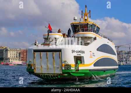 Ferry traversant le détroit du Bosphore à Istanbul, Turquie Banque D'Images