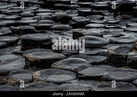 De près de l'hexagonale naturelles des pierres sur la côte appelée Giant's Causeway, un jalon dans l'Irlande du Nord. Banque D'Images