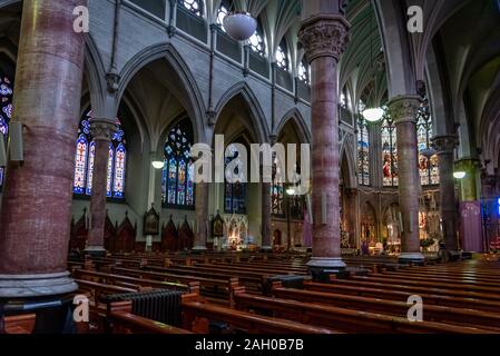 DUBLIN, IRLANDE, LE 21 DÉCEMBRE 2018 : l'intérieur de l'église de Saint Augustin et saint Jean, communément connu sous le nom de John's Lane, une grande Église Catholique Romaine Banque D'Images