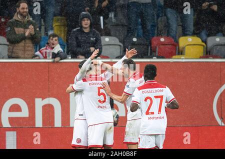 Jubilation D pour Rouwen HENNINGS (D) après son but pour 1 : 0, avec de gauche à droite Kaan AYHAN (D), Rouwen HENNINGS (D), Adam BODZEK (D), Opoku 'Nana' AMPOMAH (D) Soccer 1. Bundesliga, 17e journée, Fortuna Dusseldorf (D) - Union Berlin (UB), le 22 décembre 2019 à Düsseldorf/Allemagne. ¬ | conditions dans le monde entier Banque D'Images