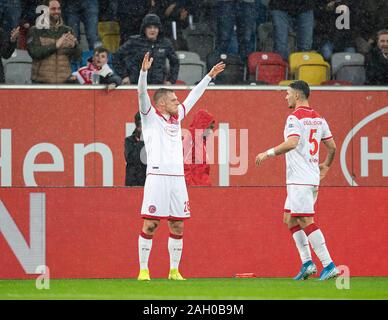 Jubilation Rouwen HENNINGS l. (D) après son but pour 1 : 0, avec Kaan AYHAN (D) Soccer 1. Bundesliga, 17e journée, Fortuna Dusseldorf (D) - Union Berlin (UB), le 22 décembre 2019 à Düsseldorf/Allemagne. ¬ | conditions dans le monde entier Banque D'Images