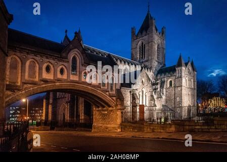 DUBLIN, IRLANDE, LE 21 DÉCEMBRE 2018 : la cathédrale Christ Church et pont vers l'ancienne salle du synode après le coucher du soleil alors que la lune est en hausse. Banque D'Images