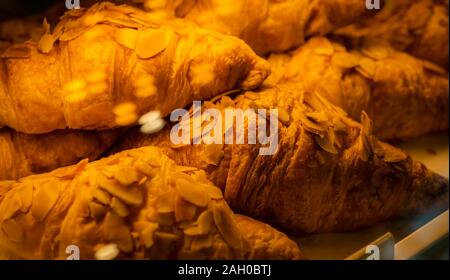 Des croissants frais dans le bac à café et boulangerie. Articles de boulangerie. French croissant au beurre pour le petit déjeuner. Un petit-déjeuner continental. Un pain savoureux faits Banque D'Images