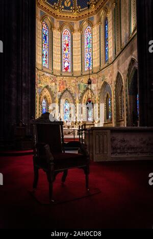 KILKENNY, IRLANDE, LE 23 DÉCEMBRE 2018 : et un fauteuil dans l'obscurité de l'intérieur de cathédrale St Mary, partiellement éclairé avec un mélange d'obscurité Banque D'Images