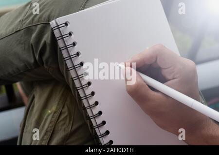 Ordinateur portable blanc sur les genoux du Mans Banque D'Images