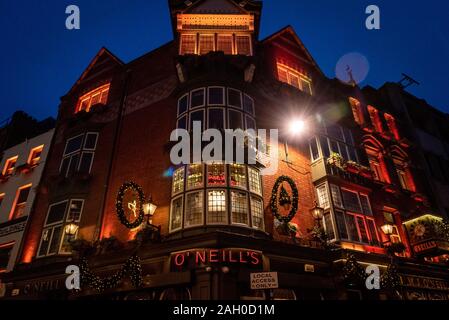 DUBLIN, IRLANDE, 24 décembre 2018 : Vue de l'extérieur de l'O'Neill's Pub and Kitchen sur Suffolk Street, faiblement éclairées et décorées pour Noël Banque D'Images